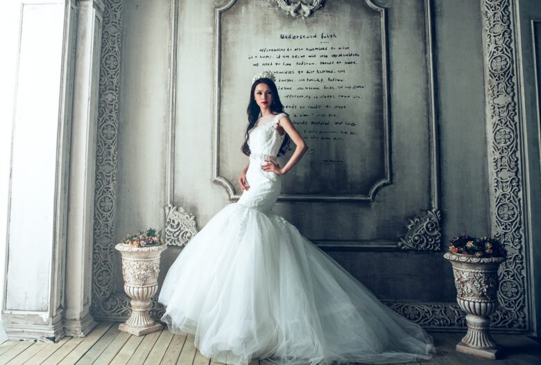 wedding dress, bride, extravagant-1485984.jpg